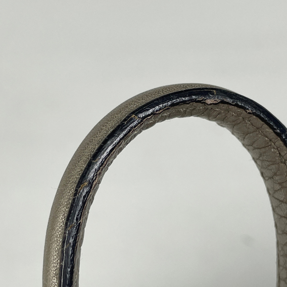 GUCCI Gold Leather Shoulder Bag - Picture 5 of 8